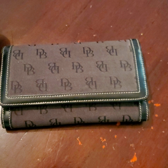 Dooney & Bourke wallet - Picture 1 of 4
